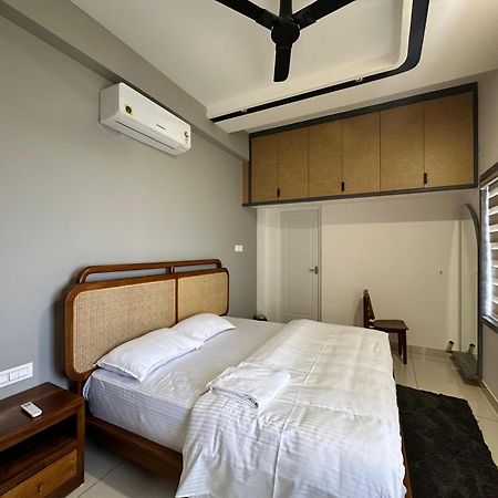 Thulasi Avenue Inn Pollāchi Exterior foto