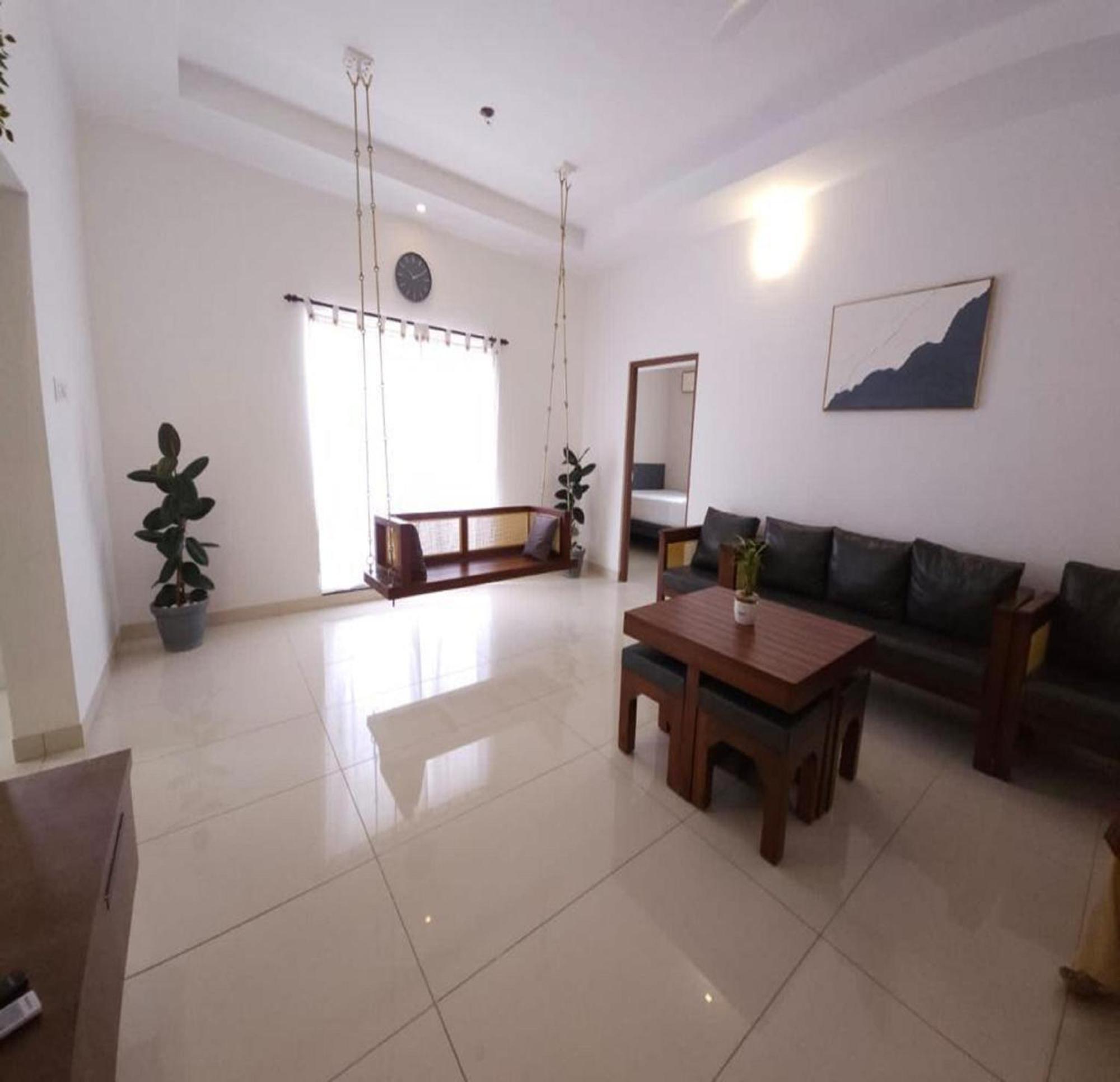 Thulasi Avenue Inn Pollāchi Exterior foto