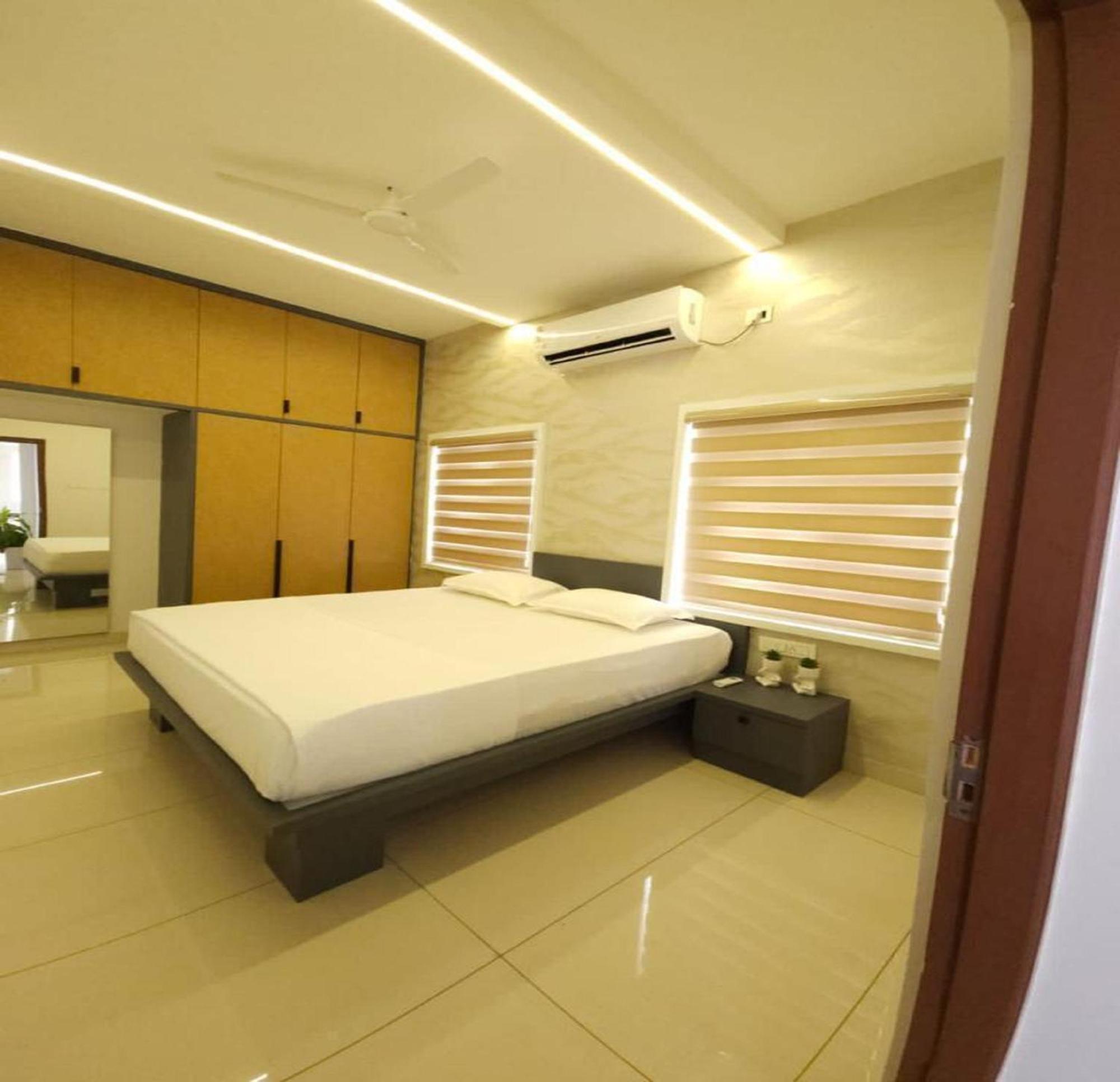Thulasi Avenue Inn Pollāchi Exterior foto