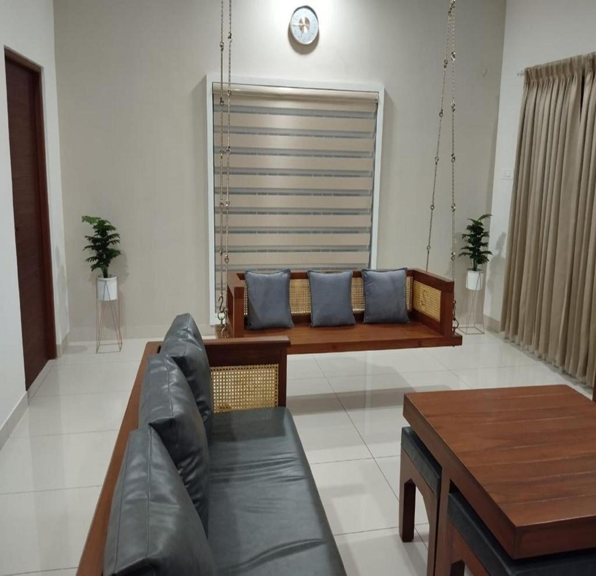Thulasi Avenue Inn Pollāchi Exterior foto