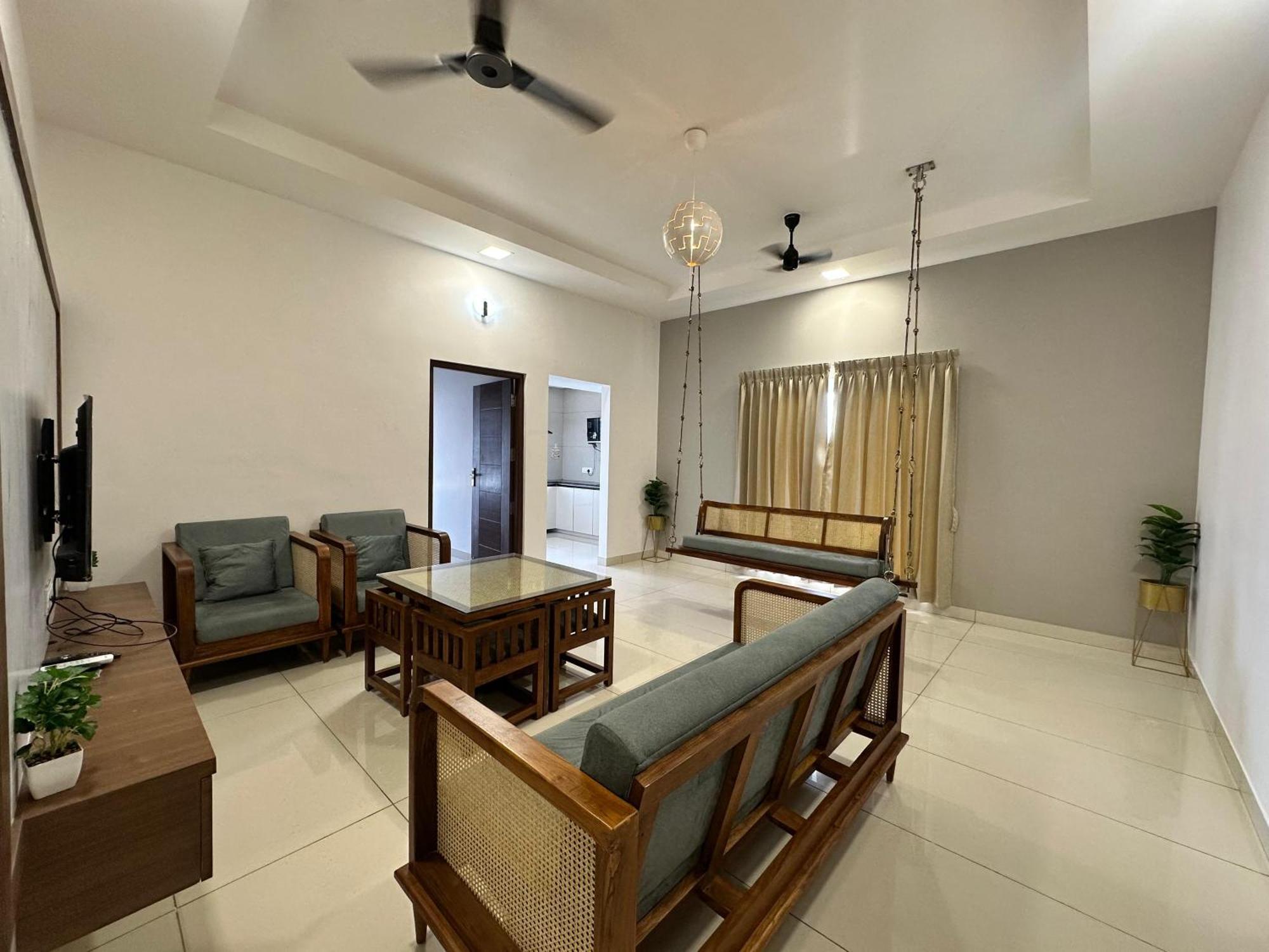 Thulasi Avenue Inn Pollāchi Exterior foto